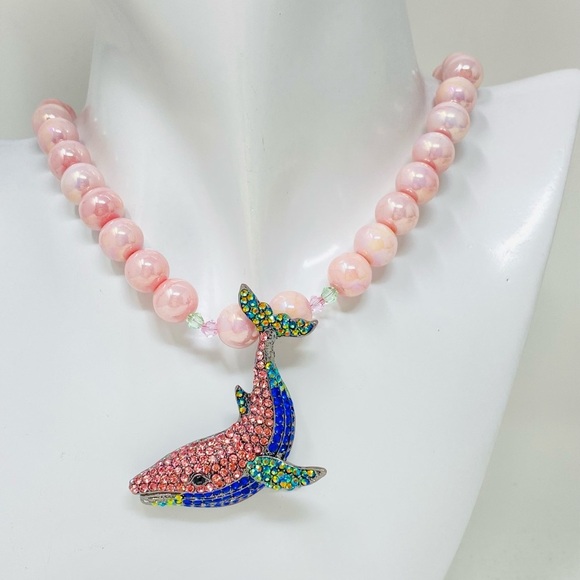 Blingy humpback whale necklace and earrings - Picture 3 of 8